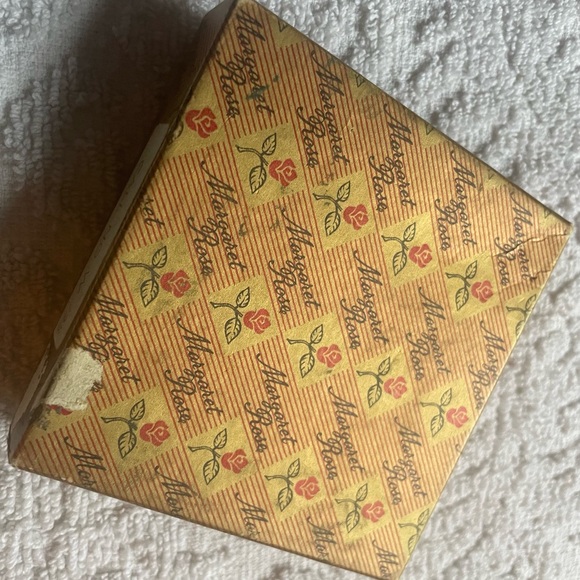 Vintage Margaret Rose Compact - Picture 8 of 8